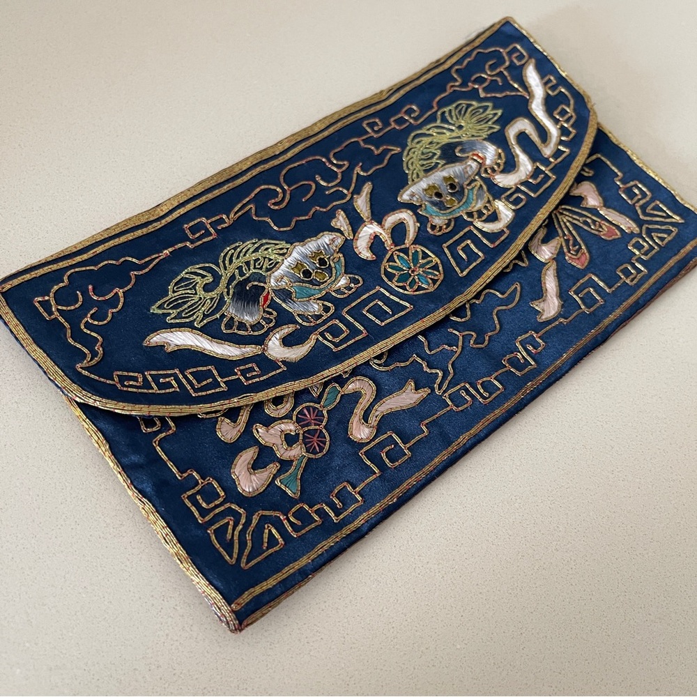 Vintage 1970s QILIN Chinese Embroidered Silk Envelope Clutch